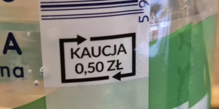 Nowy przekręt na butelkomatach. Wyłudzają kaucję… naklejką 