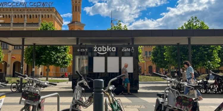 Żabka zmieszczona na 8 metrach kwadratowych. 2026 będzie rokiem kiosków