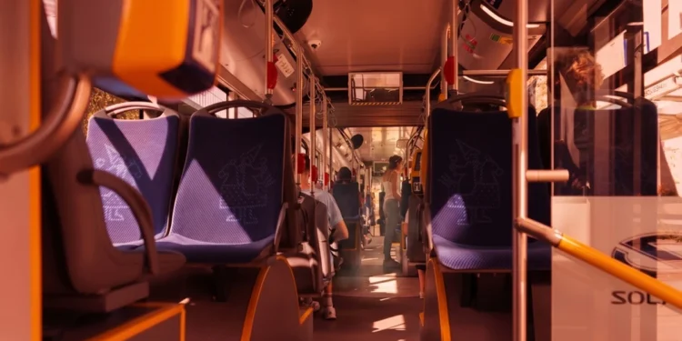 Kto i kiedy włącza klimatyzację w autobusach? W Polsce zasady są absurdalne