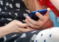 Zakaz telefonów w szkołach uchwalony. Nie mówcie dzieciom, bo popsujecie im wakacje