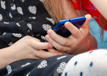 Zakaz telefonów w szkołach uchwalony. Nie mówcie dzieciom, bo popsujecie im wakacje