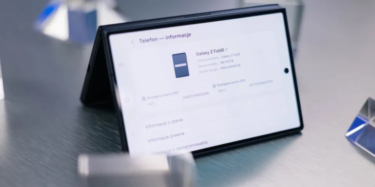 Rozdajemy Samsunga Galaxy Z Folda 8 i słuchawki. Musisz zrobić jedną rzecz