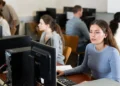 Łap za łopatę i nożyczki. AI zabiera pracę tym siedzącym za biurkiem