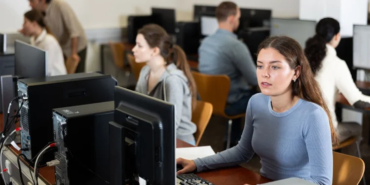 Łap za łopatę i nożyczki. AI zabiera pracę tym siedzącym za biurkiem