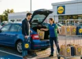 Podjeżdżasz na parking i przynoszą ci zakupy. Nowy sposób Lidla na kolejki