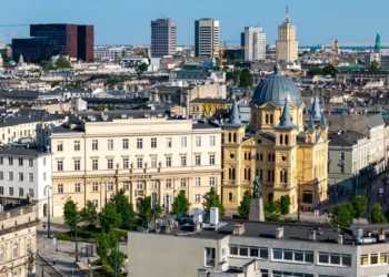 Zamiast pomagać ludziom, odpisują maszynom. Kompletny absurd w polskim samorządzie