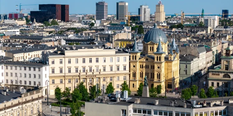 Zamiast pomagać ludziom, odpisują maszynom. Kompletny absurd w polskim samorządzie