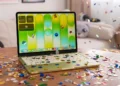 Najtańszy MacBook zmiótł droższych braci. Wypadł lepiej niż Air i Pro razem wzięte
