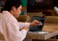 Nowy MacBook Pro OLED spełnia moje marzenie. Mogę miziać palcami po ekranie