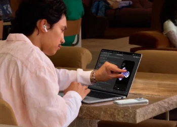 Nowy MacBook Pro OLED spełnia moje marzenie. Mogę miziać palcami po ekranie