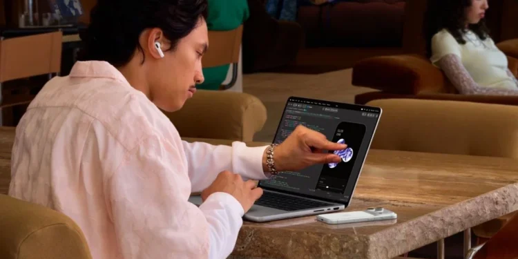 Nowy MacBook Pro OLED spełnia moje marzenie. Mogę miziać palcami po ekranie