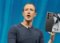 Zuckerberg wyciągnął telefon podczas wywiadu. Fani Apple' się zdziwią