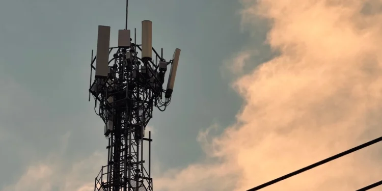 50-metrowy maszt runął. Ktoś celowo odkręcił śruby?