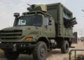 Mercedes z rojem dronów kamikadze. Tak wygląda wojna po niemiecku