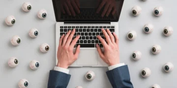 Meta zamienia pracowników w paliwo. Prześledzą każdy ruch myszki i klawisz