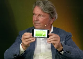 Polski miliarder używa 10-letniego iPhone'a? Internet w ekstazie, my sprawdzamy
