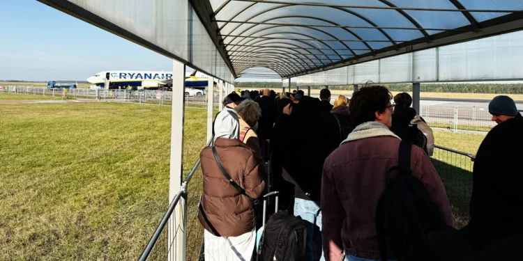 Przy lotnisku stawiają wielki namiot. Wygląda dziwnie, ale ma sens