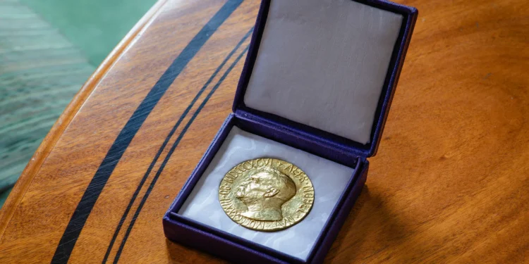 Nobel 2026 z chemii. Rozwiązali zagadkę lewych i prawych cząsteczek
