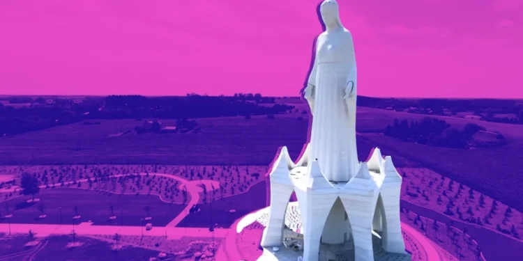 Chrystus ze Świebodzina stracił koronę. W Polsce stanęła Maryja jak wieżowiec