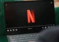 Tańszy Netflix z reklamami wchodzi do Polski. Firma podała datę