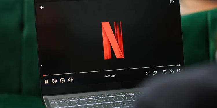 Tańszy Netflix z reklamami wchodzi do Polski. Firma podała datę
