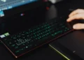 Taki laptop ma dziś dla ucznia najwięcej sensu. Nawet jeśli nie gra
