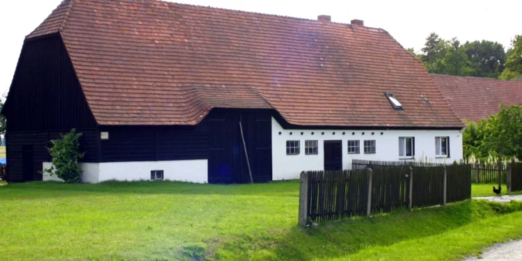Cała wieś stała się zabytkiem. Kartonowe państwo, a nie zaszczyt