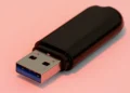 Wygląda jak zwykły pendrive. Dopiero specjalny plik odsłania jego sekret