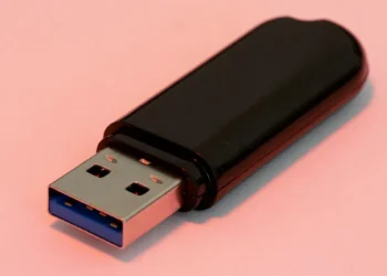 Wygląda jak zwykły pendrive. Dopiero specjalny plik odsłania jego sekret