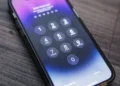 Jednym kodem skasował dane z telefonu. Teraz odpowie przed sądem