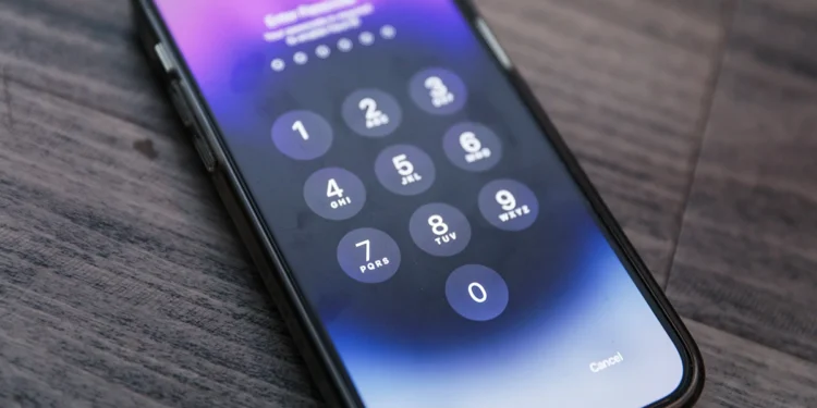 Jednym kodem skasował dane z telefonu. Teraz odpowie przed sądem