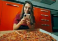 Poprosiła AI, żeby zdjęła z pizzy salami. Chciała wyłudzić zwrot pieniędzy