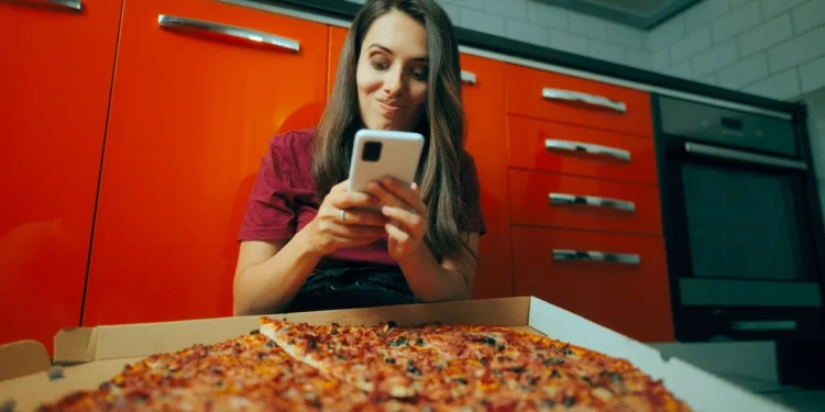 Poprosiła AI, żeby zdjęła z pizzy salami. Chciała wyłudzić zwrot pieniędzy