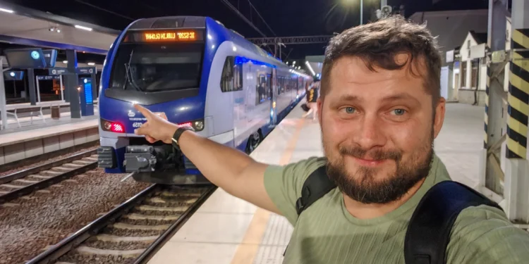 Jazda pociągiem w tym kraju to mem. Na dworcu widziałem płaczących pasażerów