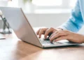 Karta internetowa do laptopa i tabletu. Jak wybrać starter i pakiet danych?