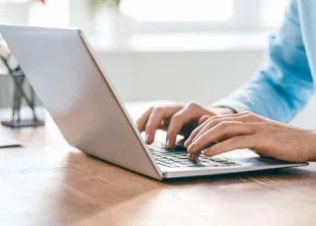 Karta internetowa do laptopa i tabletu. Jak wybrać starter i pakiet danych?