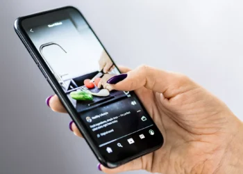 Jak pobrać film z Facebooka? Tak ściągniesz wideo na telefonie i komputerze