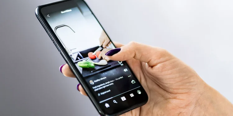 Jak pobrać film z Facebooka? Tak ściągniesz wideo na telefonie i komputerze