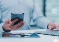Polacy są zawsze online. Badanie Bitrix24 pokazuje, jak smartfon zmienia kulturę pracy