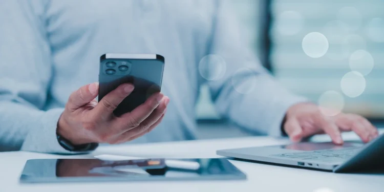 Polacy są zawsze online. Badanie Bitrix24 pokazuje, jak smartfon zmienia kulturę pracy