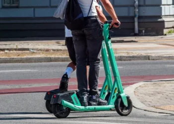 Policja chce, abyś zobaczył mocne wideo. Może do akolitów hulajnóg coś trafi