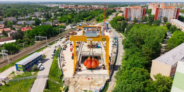 Gigantyczne balony z wodą zawisły nad Łodzią. Kluczowe dla nowego tunelu