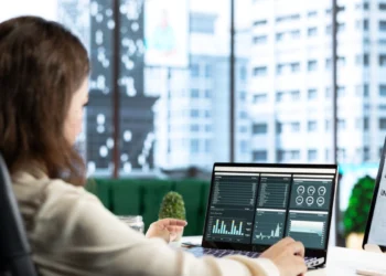 Polskie firmy chcą się cyfryzować mocniej niż ktokolwiek w Europie. Co stoi na drodze i jak AI może to zmienić?