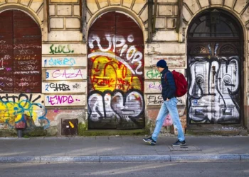 „Partyzantka naklejkowa” ruszyła w miasto. Tak walczą z nową modą
