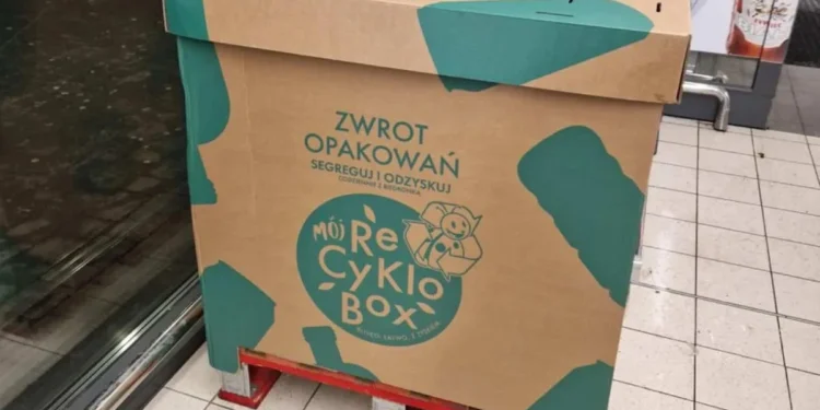 Nie mieli maszyn do kaucji, postawili kartony. Wystarczyły