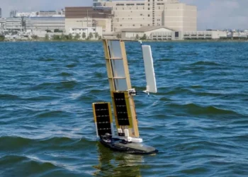 Ten robot spada jak nasiono. Po lądowaniu zamienia się w żaglówkę