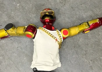 Robot zaatakował nastolatkę i zachowywał się nieobyczajnie. Wkroczyła policja