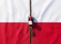 Rolnik zaorał asfalt i podzielił Polaków. Przerażające studium naszej polaryzacji