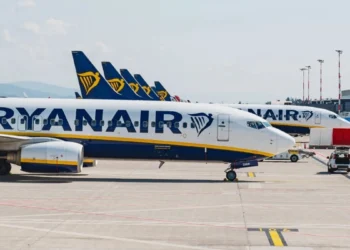Pasażera niemal wyssało z samolotu. Ryanair wskazuje winowajcę
