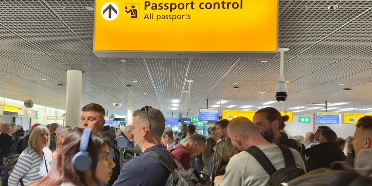 Ryanair straszy polski rząd. Albo reakcja, albo duże kolejki